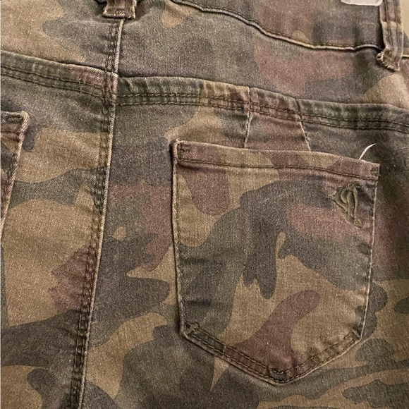 VIP Jeans, camo skinny stretch, size 1/2, with the Booty lift! - Picture 2 of 4